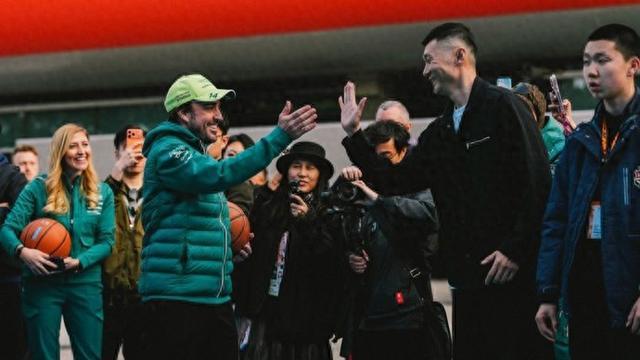 开云首页体验-王牌对王牌！上海球迷挂念的刘炜和F1世界冠军阿隆索打篮球，谁会赢？